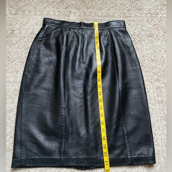 St. John black leather mini skirt • Vintage • Size 6 - Picture 7 of 9